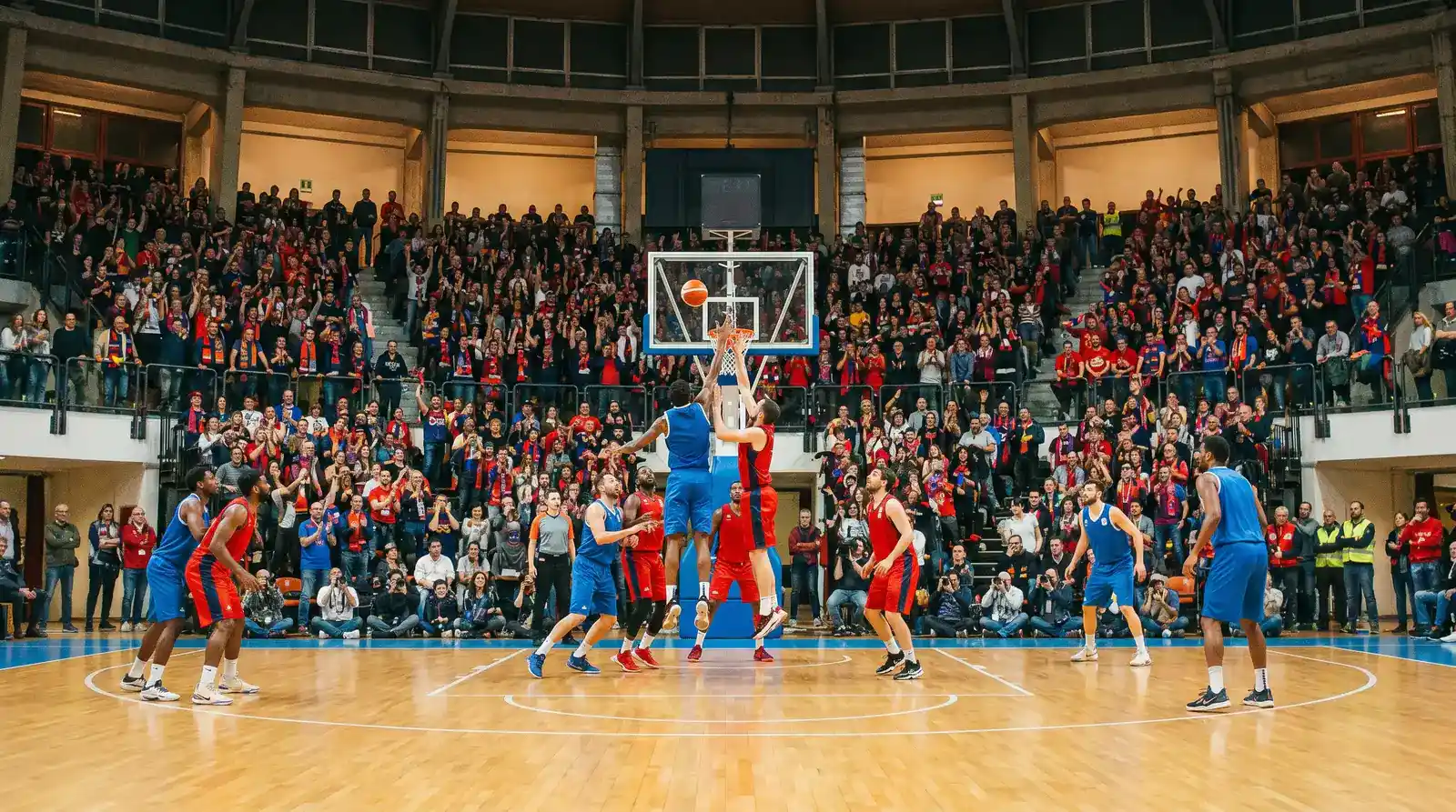 Palazzetto italiano di Serie A LBA pieno durante una partita chiave della stagione