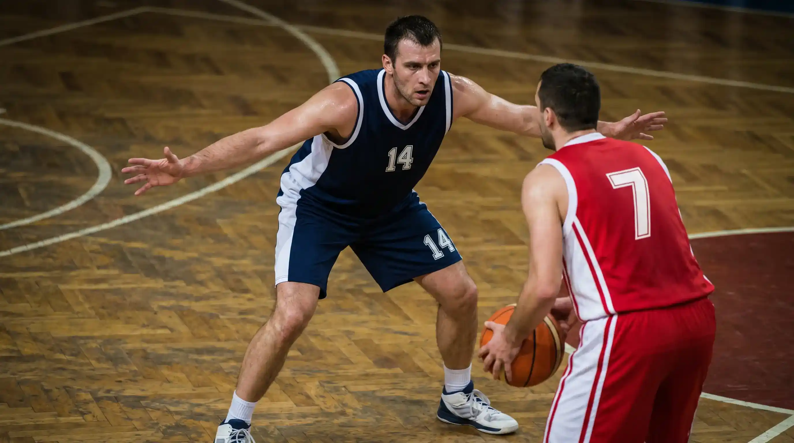 Azione difensiva ravvicinata in una partita di Eurolega