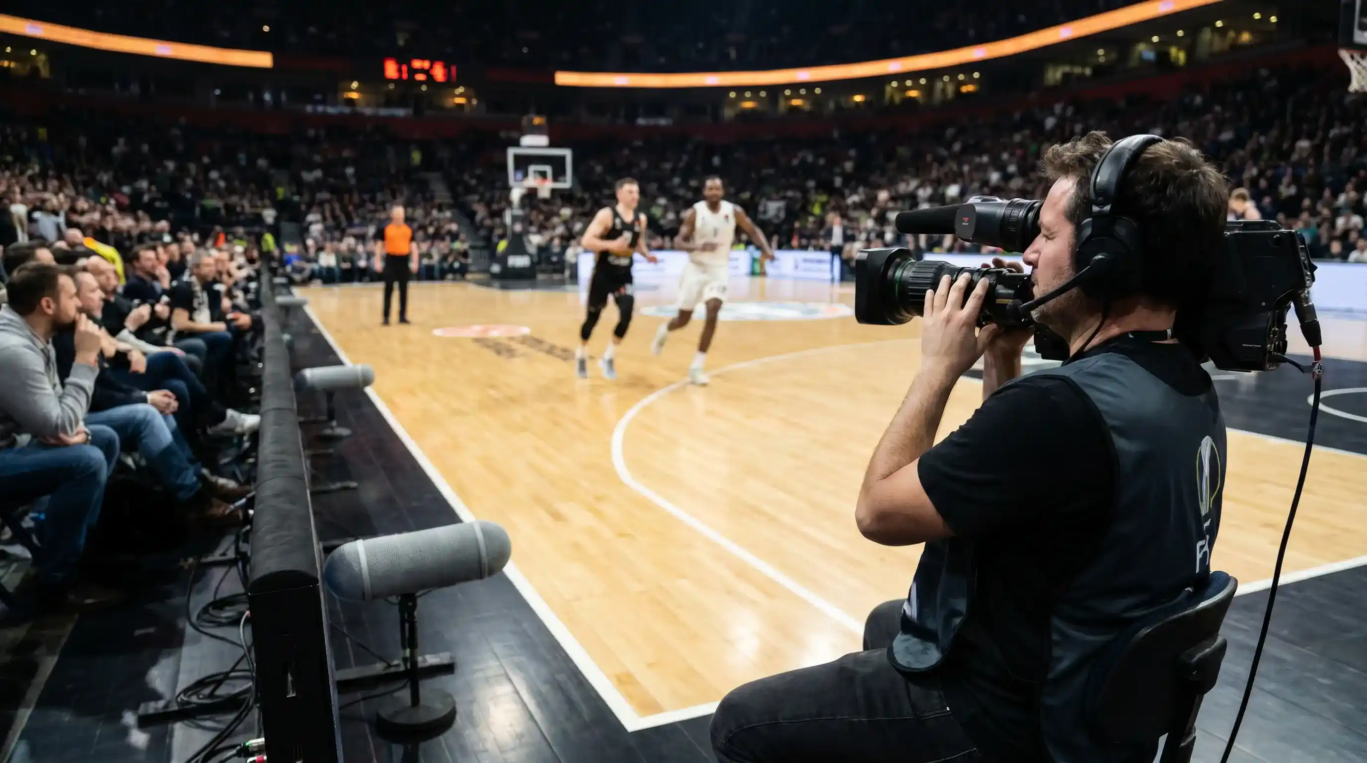 Operatore di camera bordocampo riprende una partita di Eurolega trasmessa in diretta televisiva