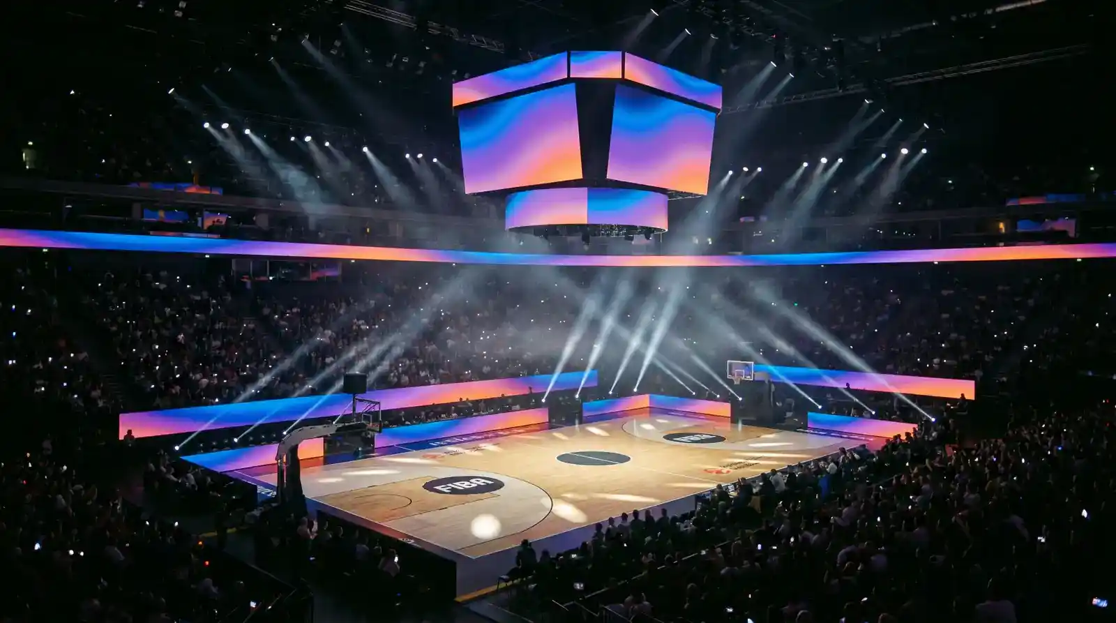Allestimento scenografico del parquet di Final Four di Eurolega con grandi maxischermi prima della semifinale