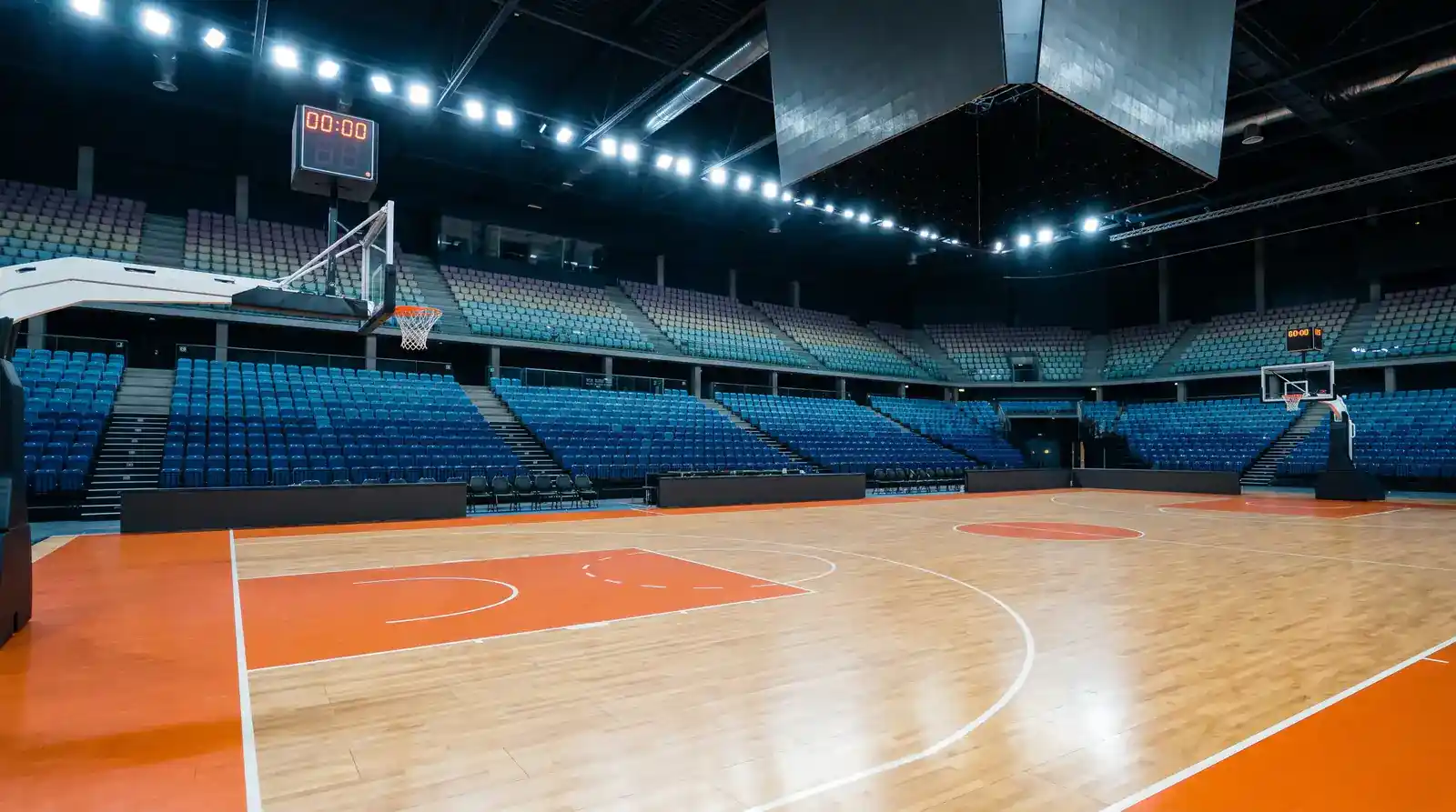 Vista panoramica del parquet di una moderna arena europea di pallacanestro prima del salto a due