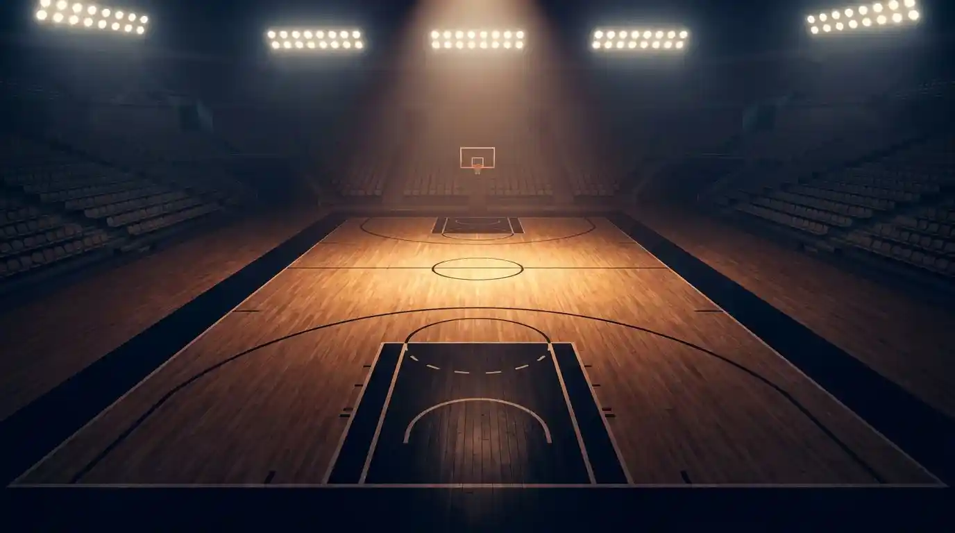 Arena NBA vuota con parquet lucido illuminato da spotlight cenitali, vista dall'alto