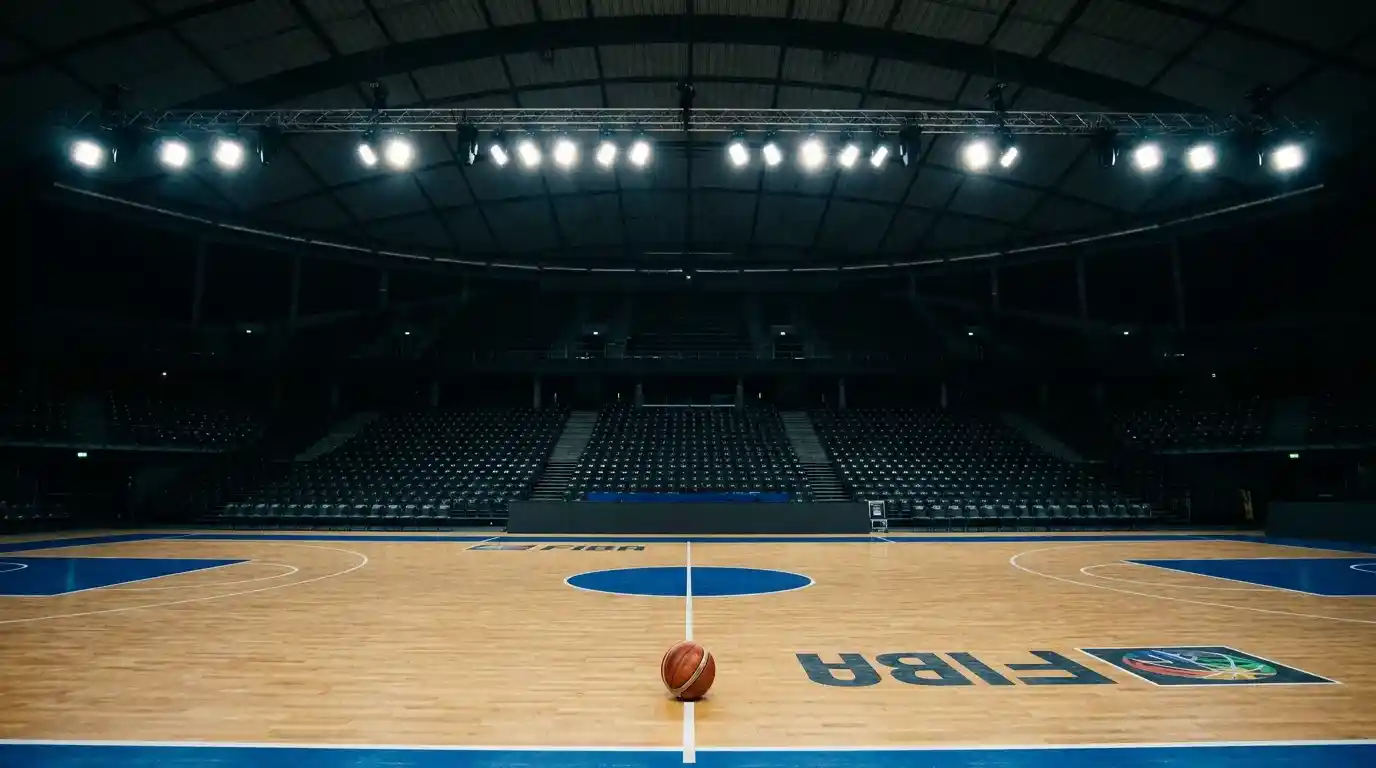 Parquet di un palazzetto di Eurolega durante una partita di pallacanestro con illuminazione drammatica