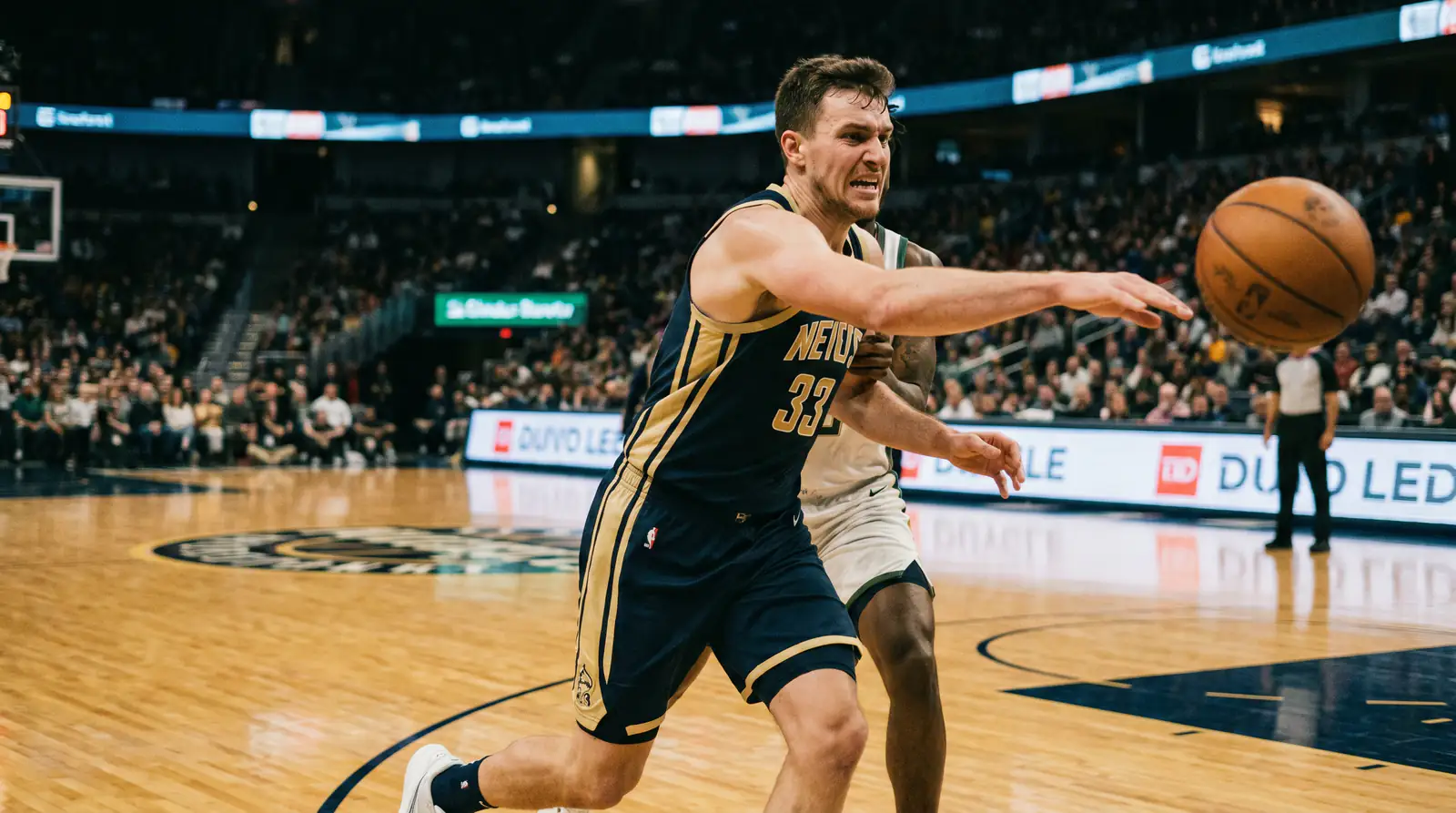 Difensore NBA in chiusura sulla pressione in azione ravvicinata