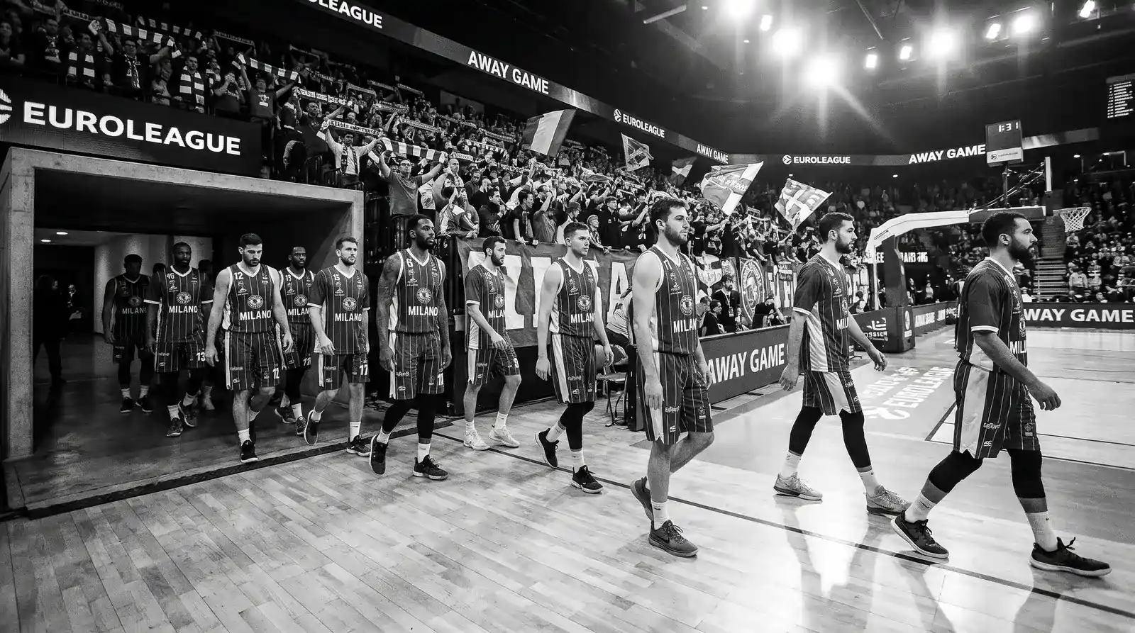 Squadra della Virtus Bologna in trasferta europea, in fila d'ingresso sul parquet