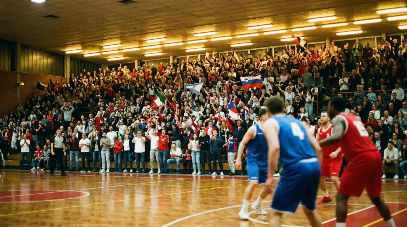 Tribuna piena di spettatori durante una partita di Women's EuroBasket